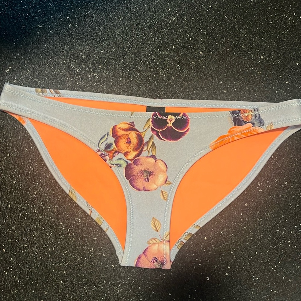 EUC TRIANGL Size Small Bikini Bottom